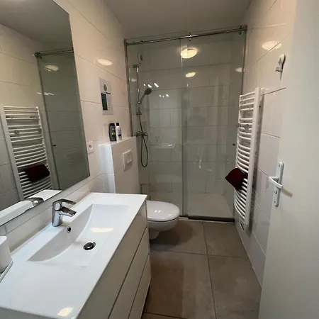 F1 4-bedrooms With Parking, Ac & Pool 8 To 10 Guests *