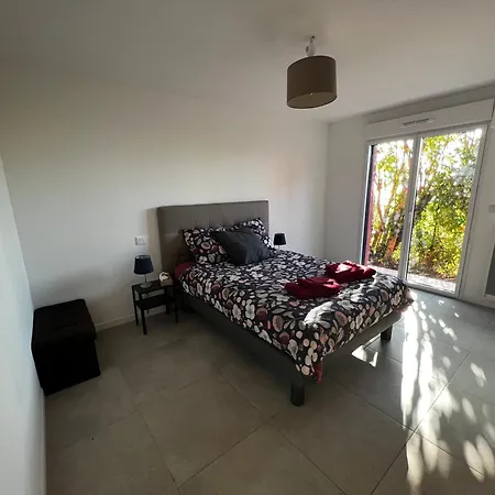 F1 4-bedrooms With Parking, Ac & Pool 8 To 10 Guests *