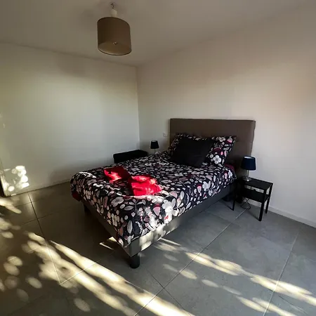 F1 4-bedrooms With Parking, Ac & Pool 8 To 10 Guests